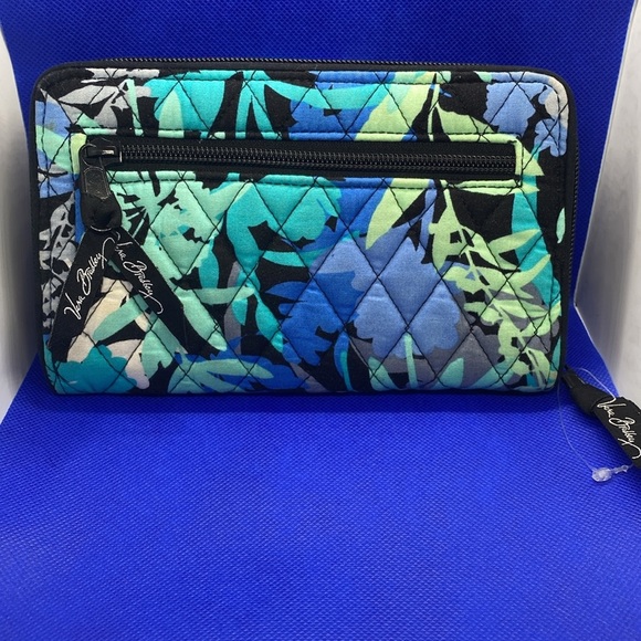 🖤🤍💙Vera Bradley🖤🤍💙Camofloral Turn Lock Wallet in Cotton/NWOT - Picture 2 of 6